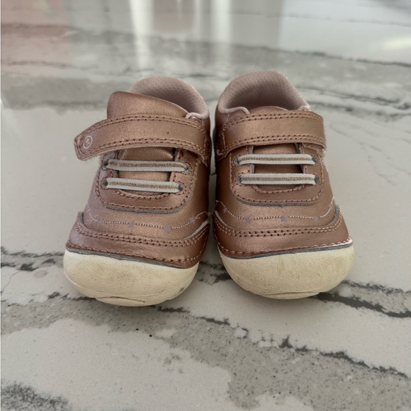 Stride rite size 4.5 adalyn rose gold - Picture 3 of 5